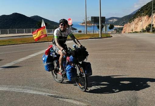 Santiago Sánchez circula con su bicicleta durante la aventura