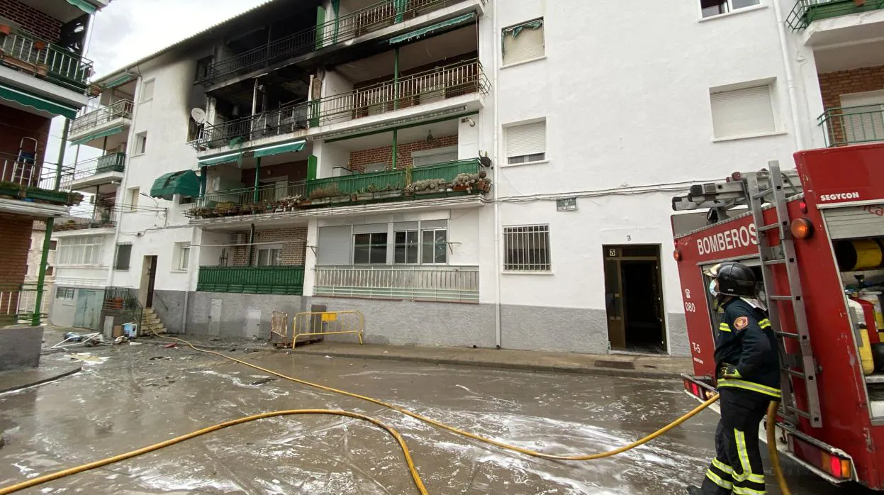 Bloque de viviendas en el que se ha producido la explosión de gas en El Tiemblo (Ávila)