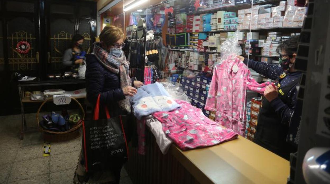 Una mujer ultima sus compras navideñas en la localidad lucense de Viveiro