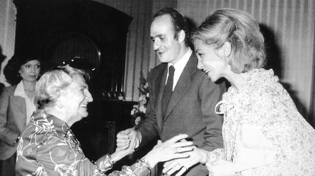 Don Juan Carlos y Doña Sofía, con la viuda de Azaña, en México en 1978