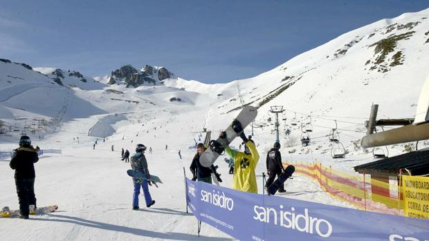 La estación de San Isidro recibe 3.000 esquiadores en su segundo fin de semana