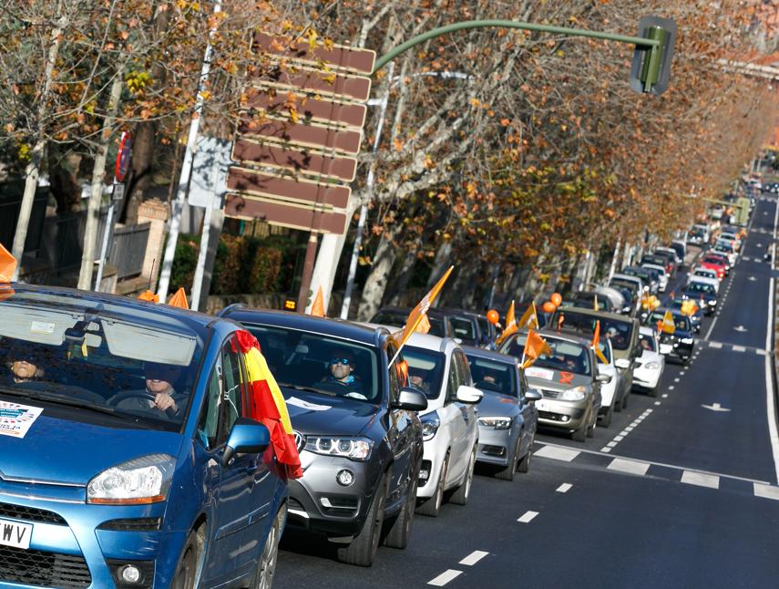 Manifestación de coches recorre este domingo la avenida de la Reconquista en Toledo