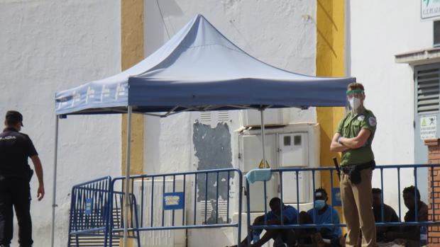 Escapan varios inmigrantes de la Plaza de Toros de Melilla, confinada por un brote