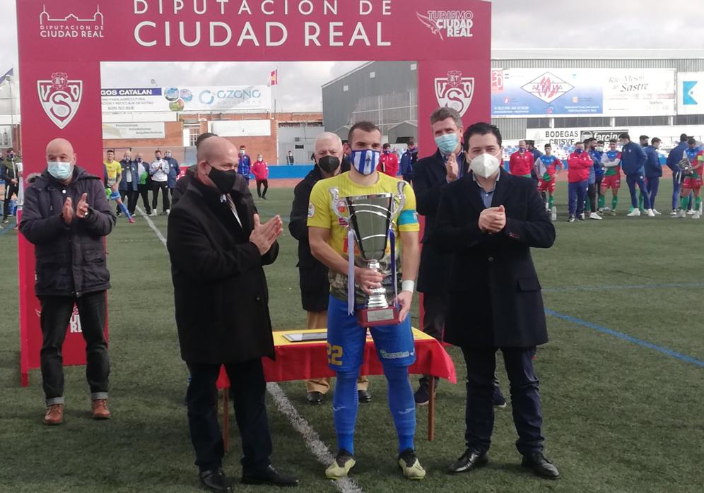 Carlos García posa con el trofeo