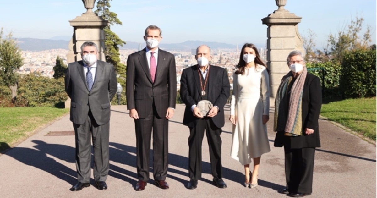 Los Reyes, con Joan Margarit, su esposa y el ministro de Cultura, este lunes en el Palacete Albéniz, de Barcelona