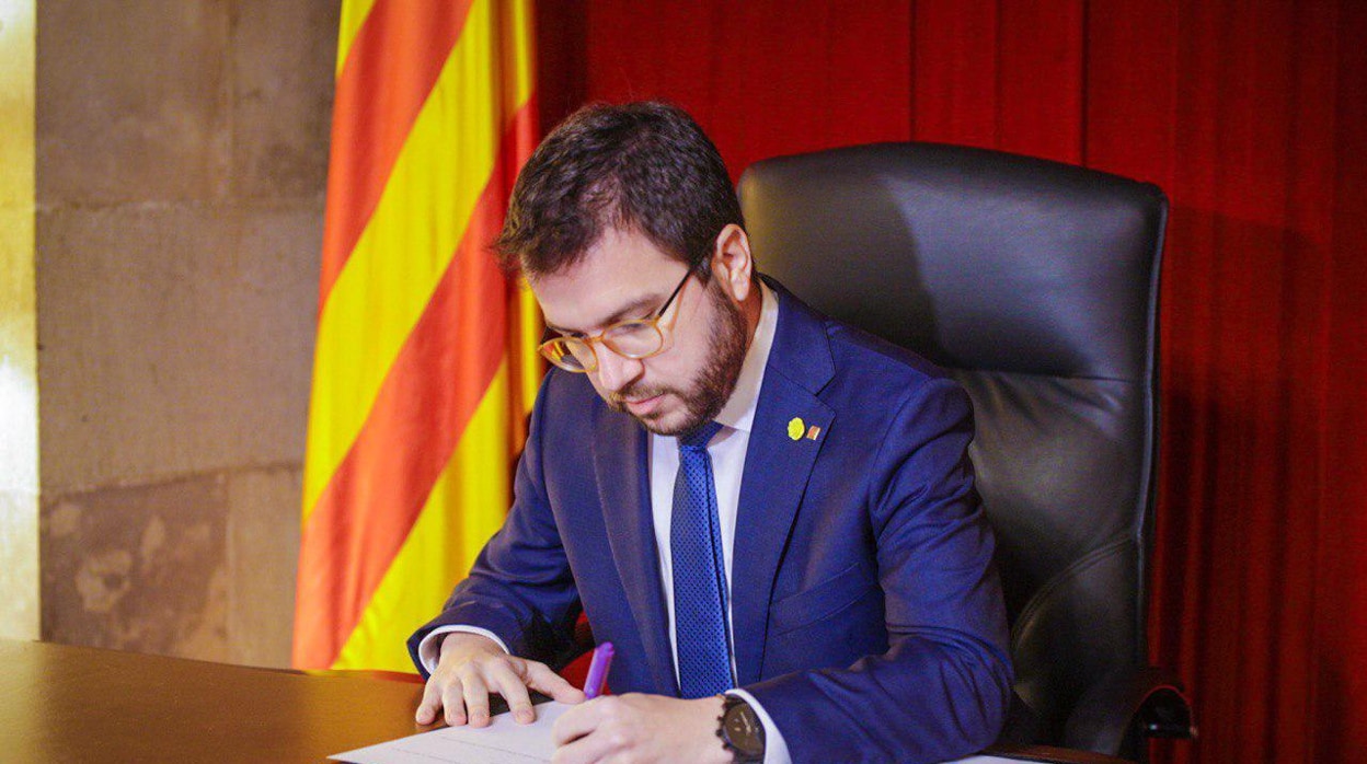 Pere Aragonès, presidente en funciones de la Generalitat, firmando, ayer, el decreto de convocatoria electoral