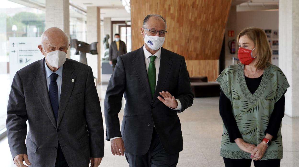 El presidente de las Cortes, Luis Fuentes (centro), acompañado por el presidente del Banco de Alimentos de Valladolid, Jesús Mediavilla y la presidente del Comité Provincial de Cruz Roja Española en Valladolid, Rosa Urbón