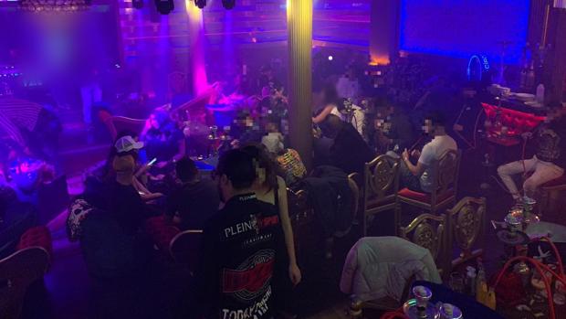 La Guardia Urbana desaloja a 135 personas de fiesta en una discoteca de Barcelona