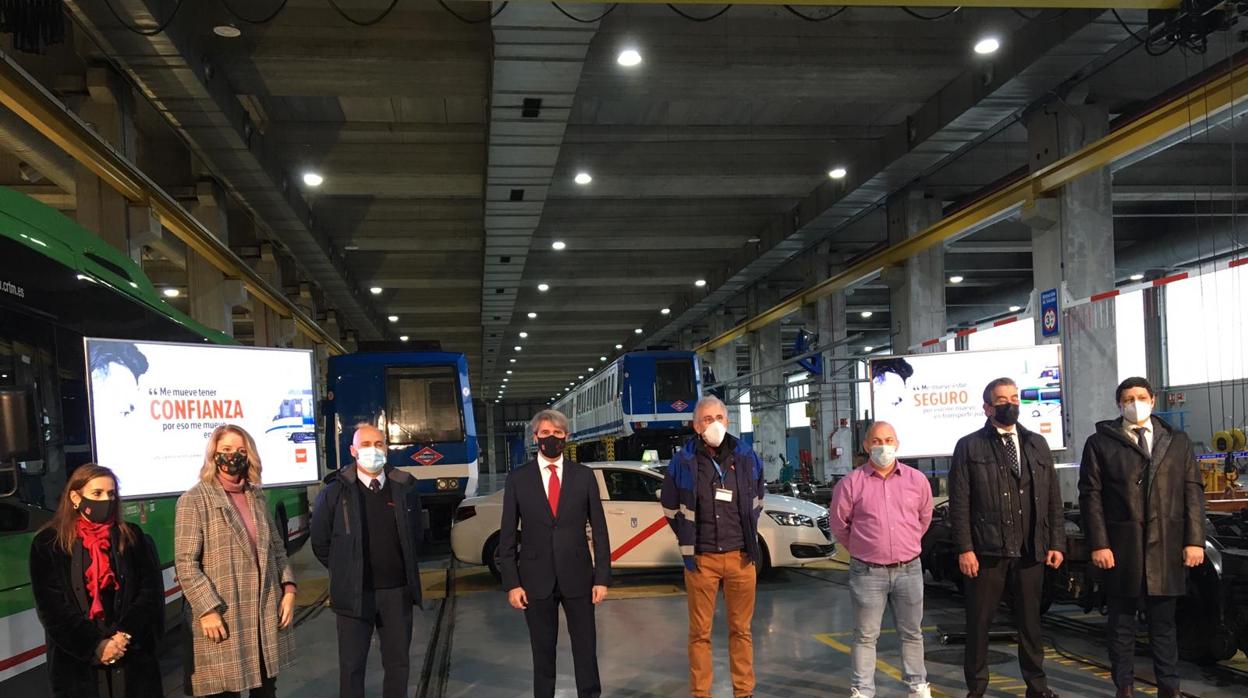 El consejero de Transportes, Ángel Garrido, junto a representantes de Metro, autobuses, Cercanías y taxi, presentando la campaña que fomenta el uso de transporte público