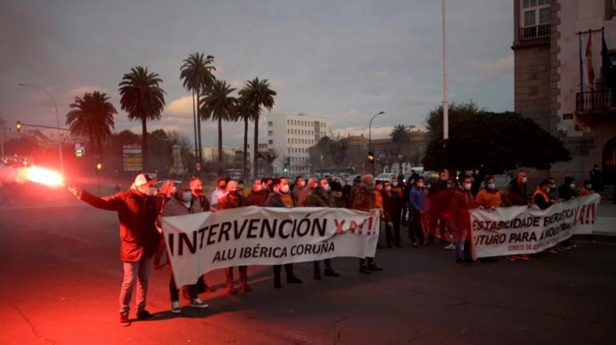 Concentración de los trabajadores de la antigua Alcoa en La Coruña pidiendo la intervención
