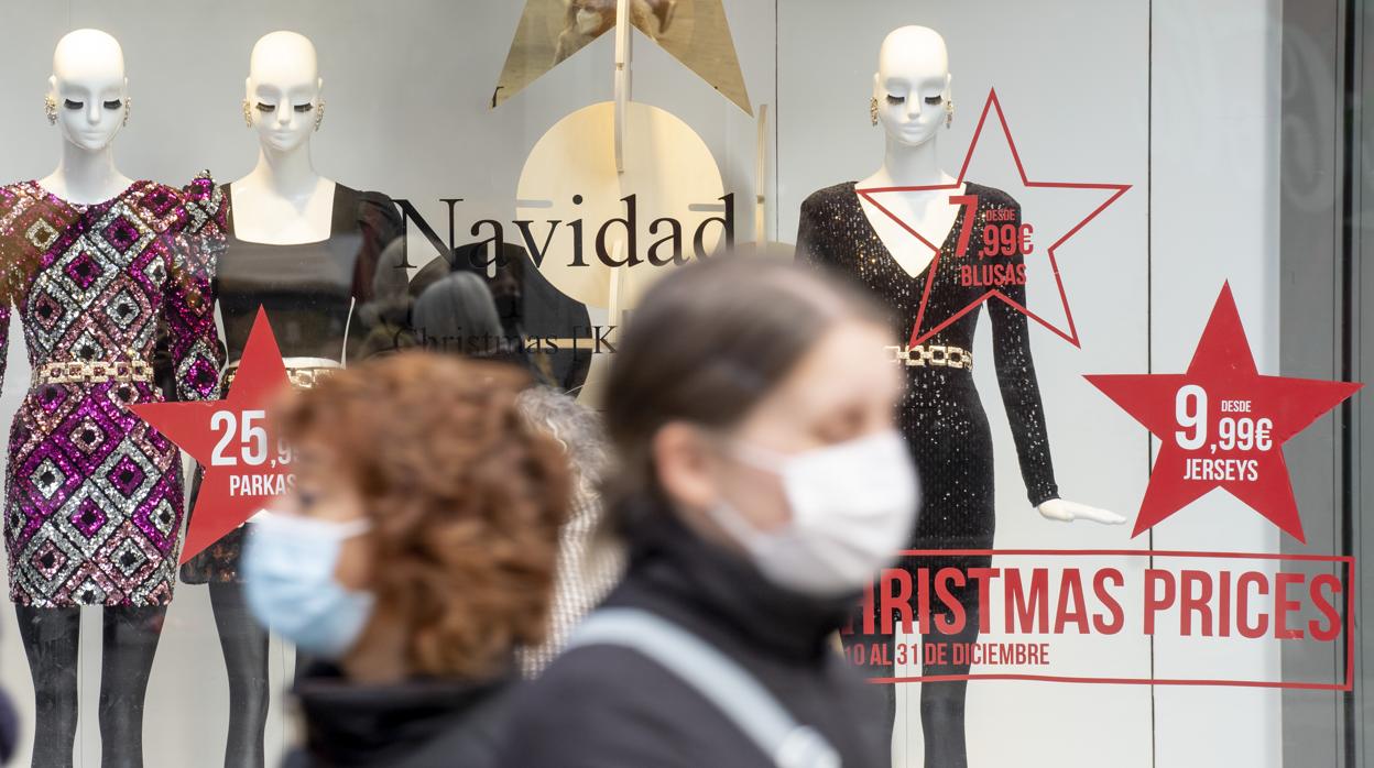 Imagen del ambiente de compras navideñas en el centro de Valencia