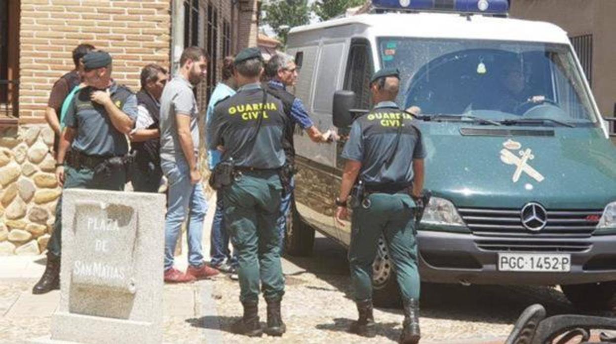 En la imagen, el alcalde de Fontanar durante su detención por parte de la Guardia Civil