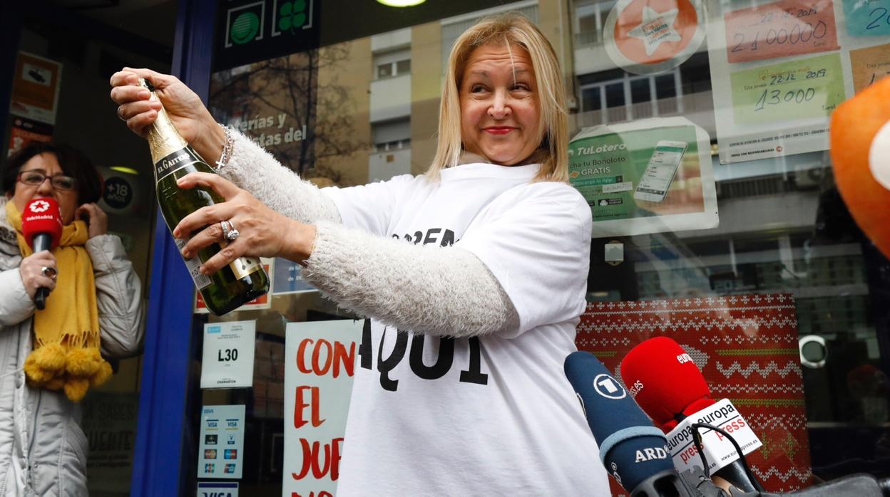 Celebración de un segundo premio en una de las administraciones de la Lotería de Navidad