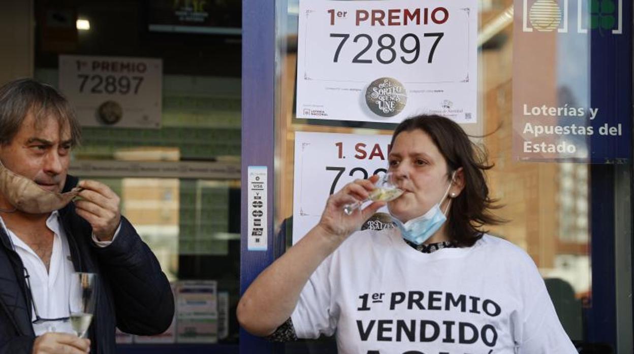 La Lotería de Navidad reparte suerte entre los barrios humildes de Bilbao: «Me ha venido del cielo»