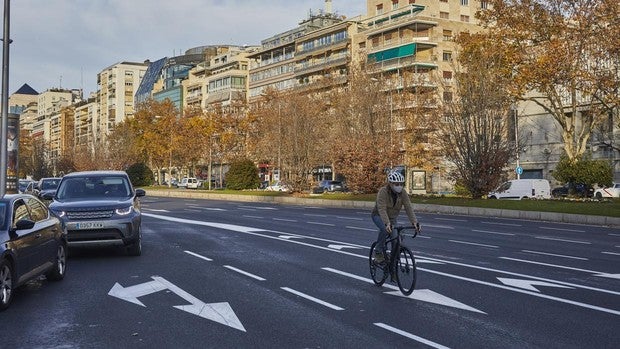 Claves del pacto con Vox para aprobar las cuentas de Madrid: Rebajas del IBI y SER y el carril bici de la Castellana