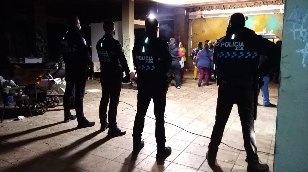 Cuatro policías locales, en las edificaciones abandonadas donde había una fiesta