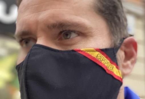 Imagen de un agente con la mascarilla repartida por el sindicato SPPLB