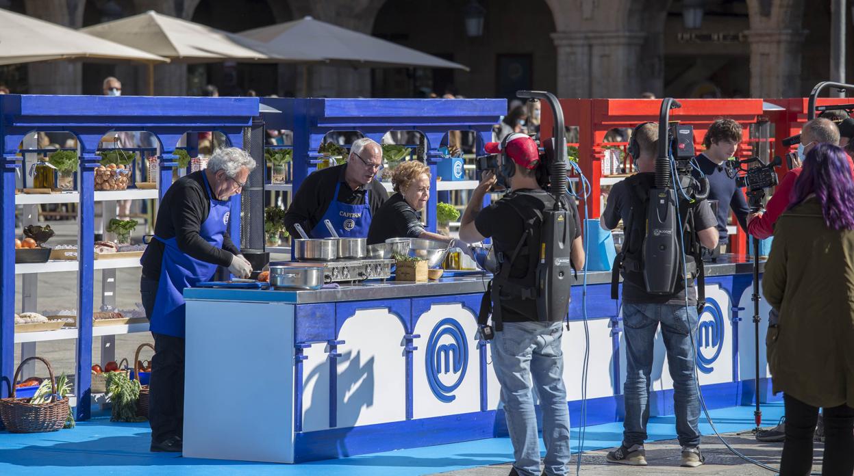 Los participantes de Masterchef Abuelos durante el rodaje de en la Plaza Mayor de Salamanca