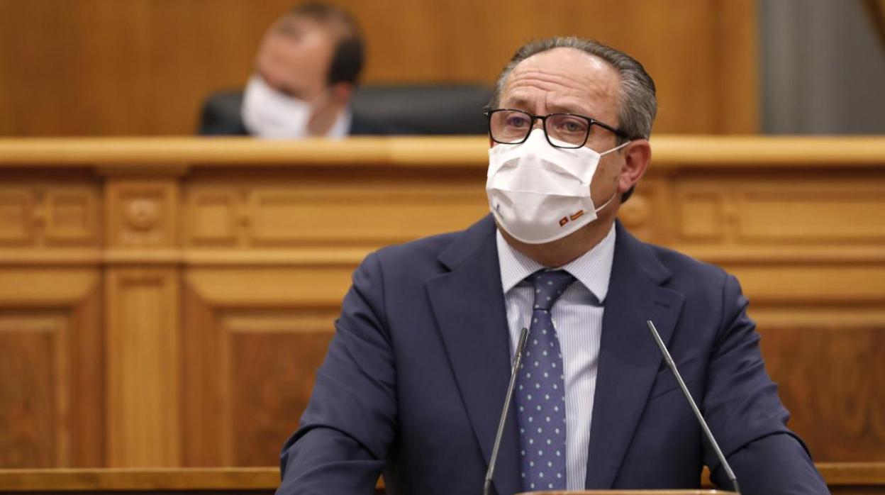 El consejero de Hacienda y Administraciones Públicas, Juan Alfonso Ruiz Molina, durante su comparecencia en las Cortes de Castilla-La Mancha