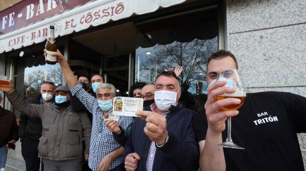 Agraciados con el primer premio que, procedente de Punta Umbría, se vendió en Salamanca