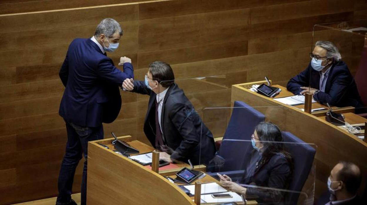 Toni Cantó y Ximo Puig se saludan en Les Corts Valencianes, en el debate de los presupuestos