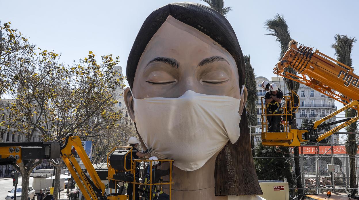 Imagen de la figura central de la falla municipal de Valencia con mascarilla por el coronavirus