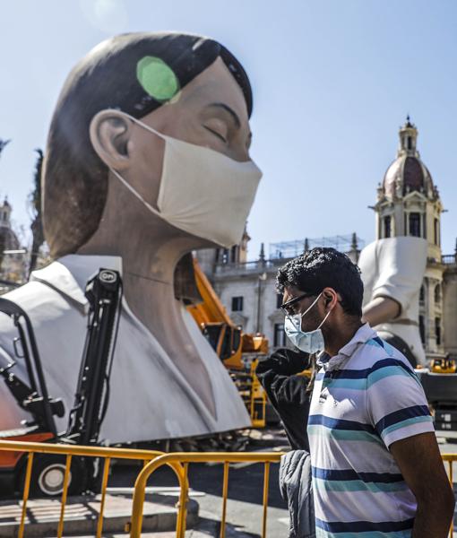 Imagen del busto y el cuerpo de la meditadora presidiendo la plaza del Ayuntamiento de Valencia el día después de la suspensión de las Fallas