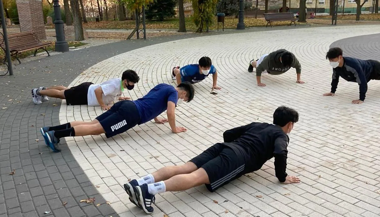 Los seis jugadores surcoreanos del QUM hacen ejercicio en un parque