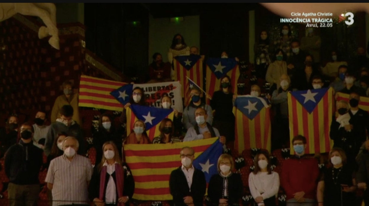 Imagen del momento en que, este sábado, en el Palau de la Música, el público exhibe «esteladas» y pancartas a favor de los presos independentistas