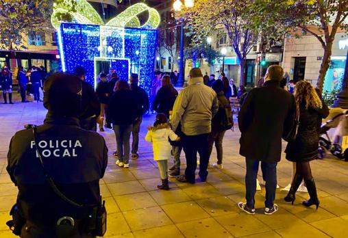 Alicantinos hacen cola para visitar un montaje especial por la Navidad