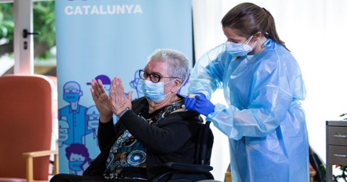 Josefa Pérez, hoy, mientras era vacunada contra el Covid-19