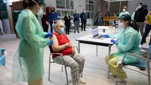 Coronavirus Galicia: La primera vacuna del Covid es para Nieves Cabo, de 82 años