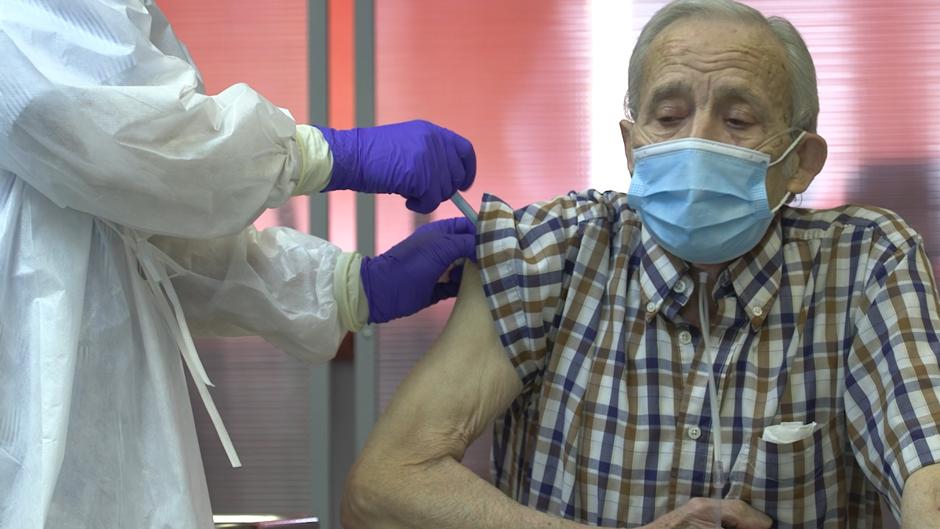 Madrid vacuna a los primeros 150 mayores: «Finalmente ha llegado el día que estábamos esperando»