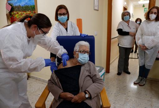 Una anciana, en el momento de su vacunación en la residencia Casa Retino El Salvador, en Torrent (Valencia)