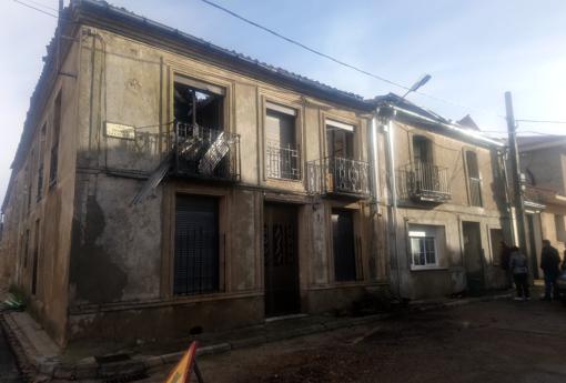 Un incendio quema dos viviendas en un pueblo de Segovia