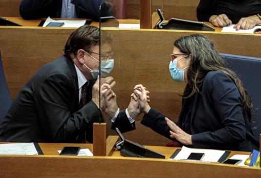 Imagen de Ximo Puig y Mónica Oltra tomada en las Cortes Valencianas