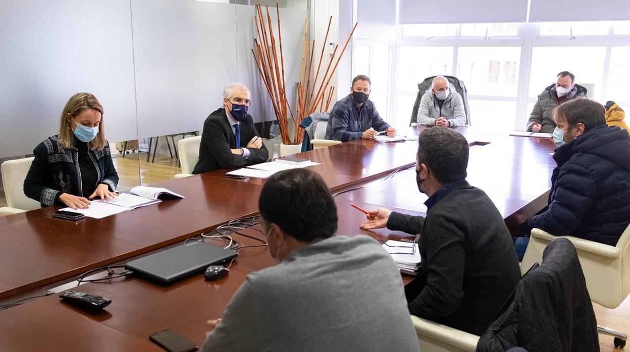 Francisco Conde en la reunión de este lunes con el comité de empresa de Alu Ibérica