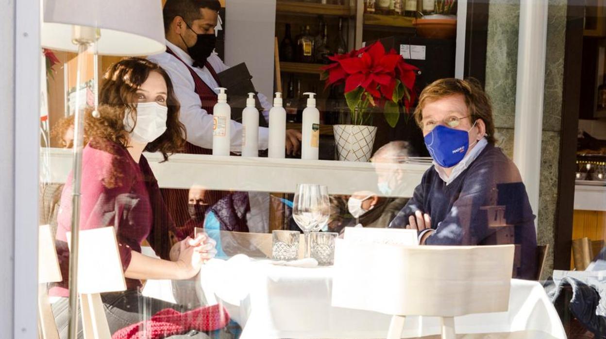 La presidenta Ayuso y el alcalde Almeida, este lunes, en el Cafe Gijón de Madrid