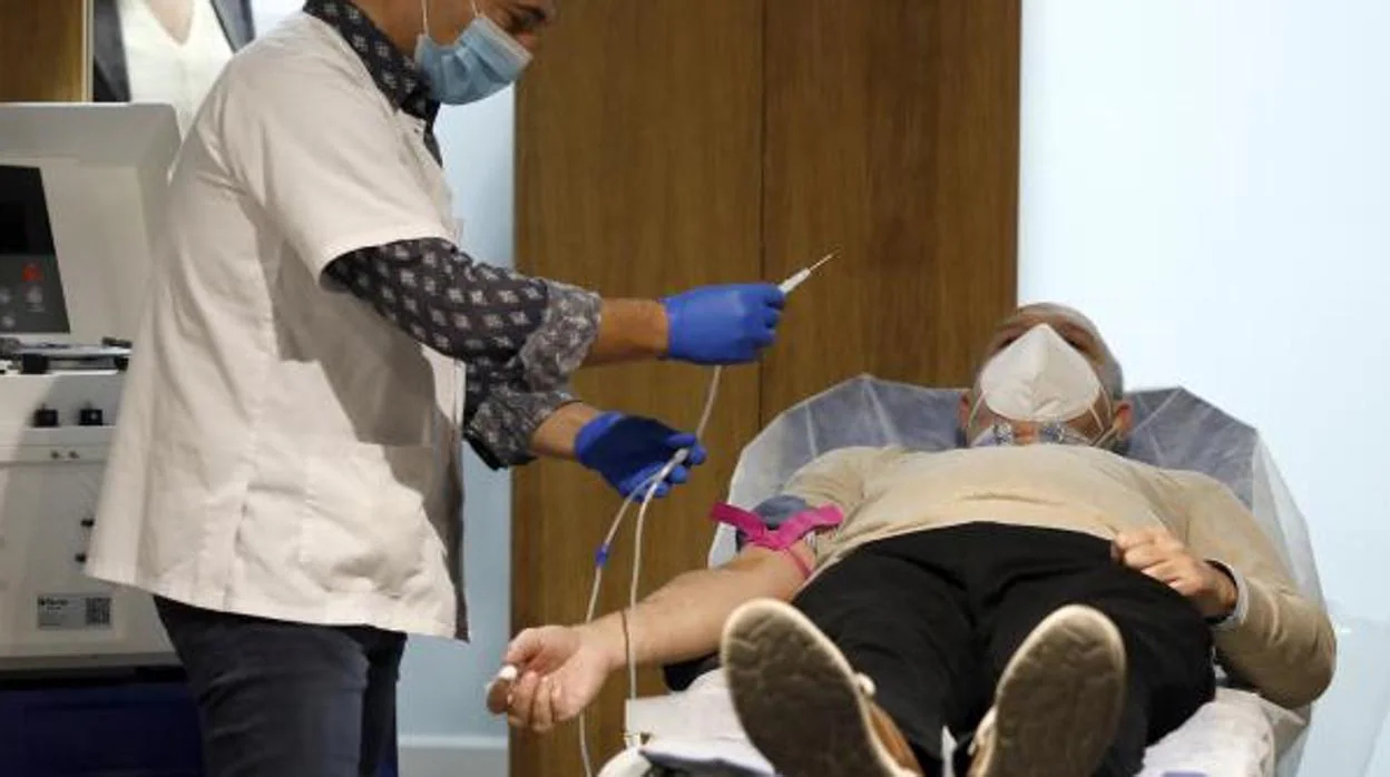 Un ciudadano tumbado sobre una camilla dispuesto a donar sangre