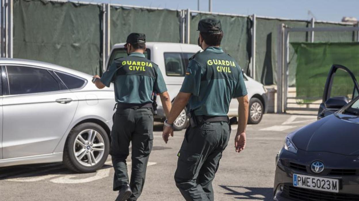 Dos agentes de la Guardia Civil en Alicante