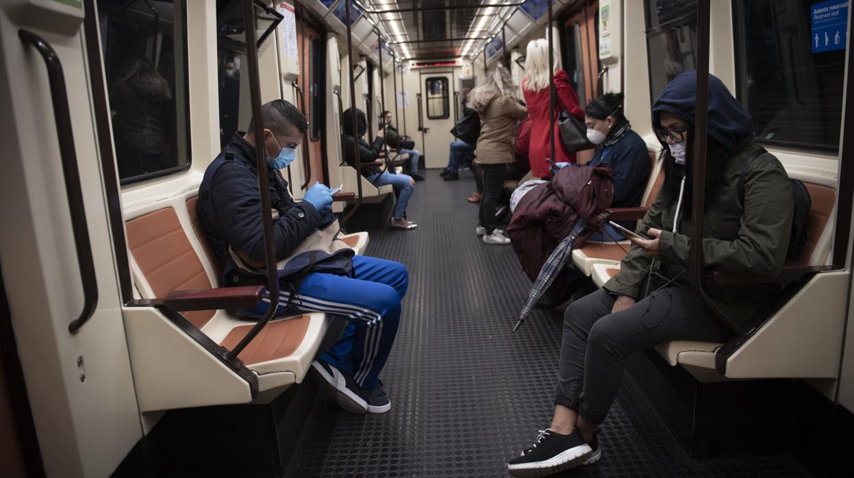 Varios viajeros en un vagón de Metro