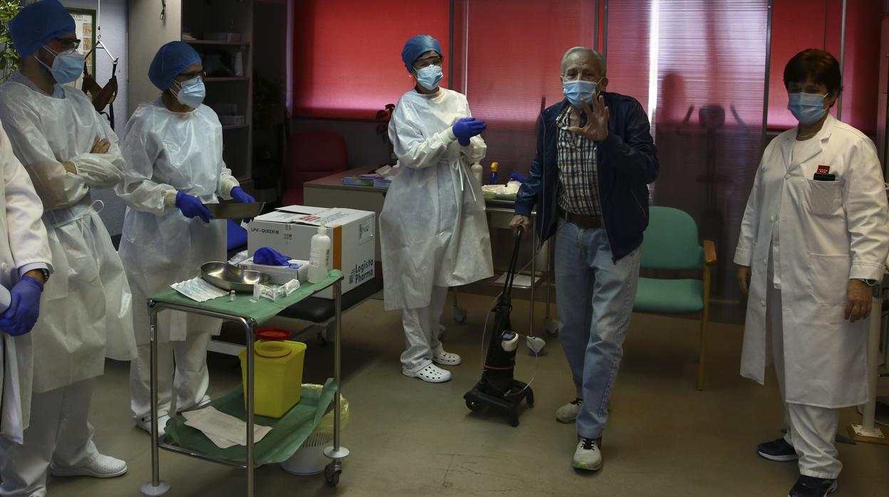 Nicanor, de 72 años, fue el primer vacunado de Madrid, este domingo, en la Residencia Vallecas