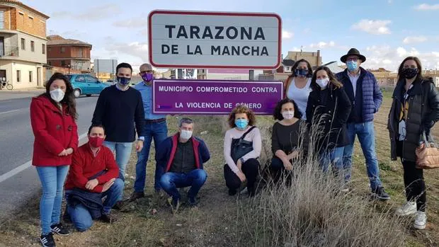 Tarazona de la Mancha instala «señales de tráfico» contra la violencia machista
