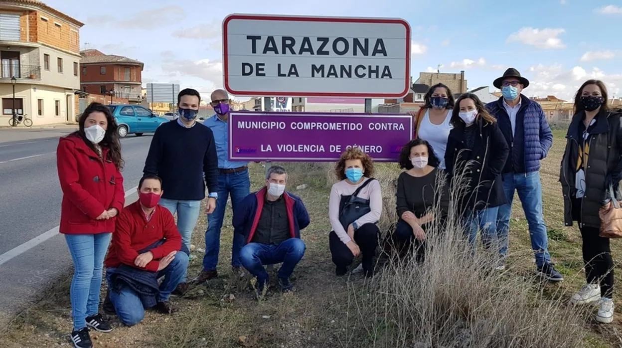 El cartel en el acceso a Tarazona de la Mancha que el ayuntamiento ha instalado esta semana