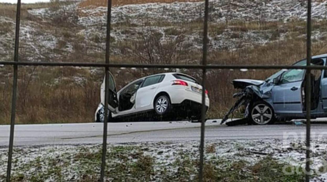 Imagen de los coches siniestrados en el accidente ocurrido en la CM-2004