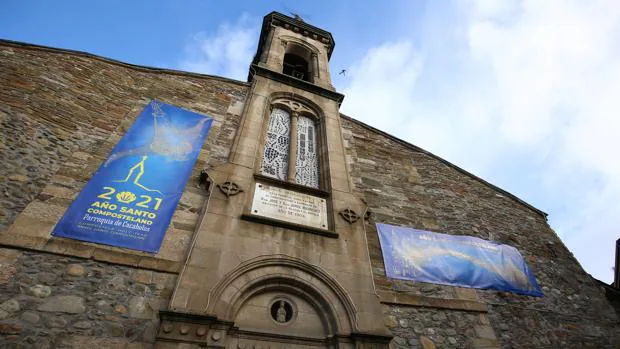 Cacabelos engalana la fachada de su iglesia parroquial para dar la bienvenida al Año Santo