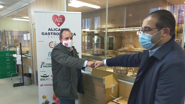 Safadifarma dona productos de protección para los voluntarios que reparten menús en «Alicante Gastronómica»