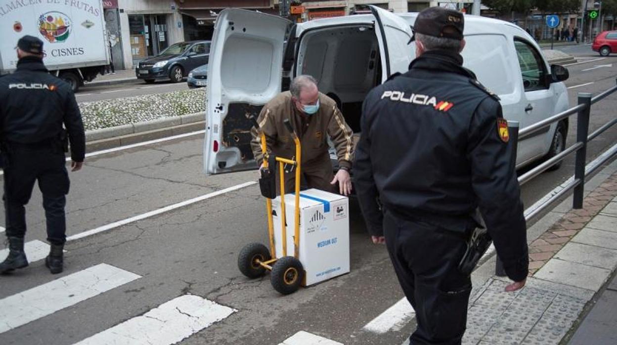 Llegada de las primeras dosis de la vacuna contra el COVID-19 a Salamanca este martes