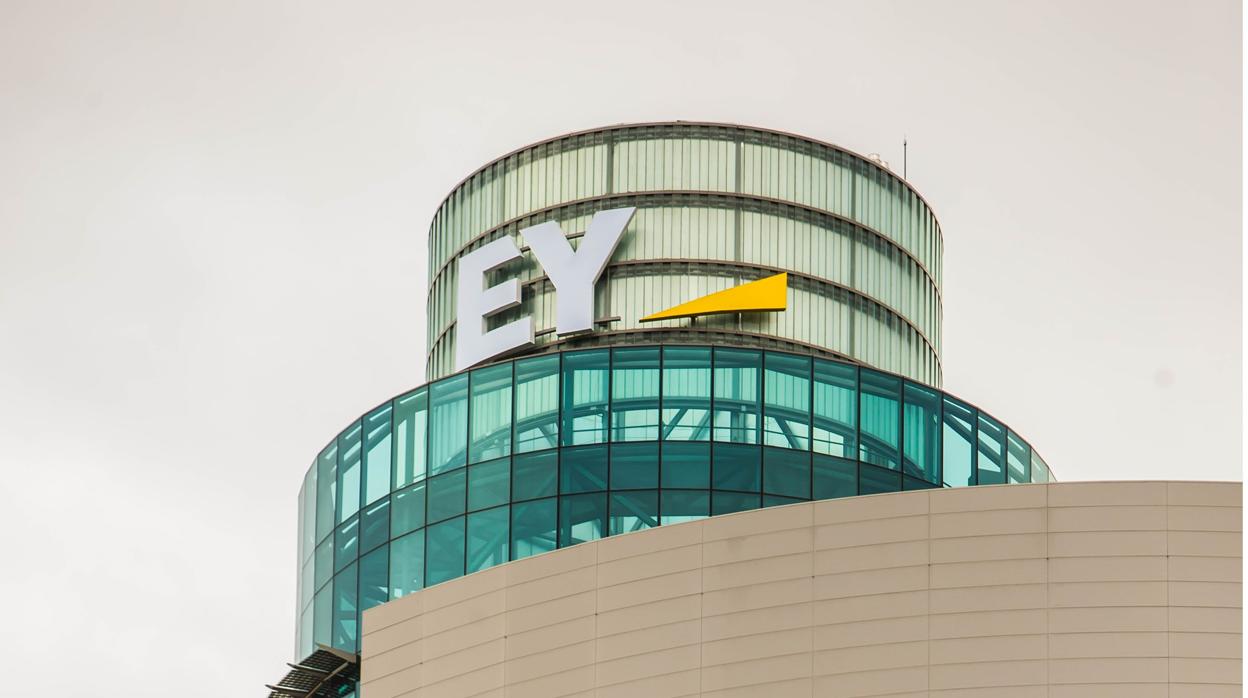 Imagen de la fachada de la sede de EY en Madrid