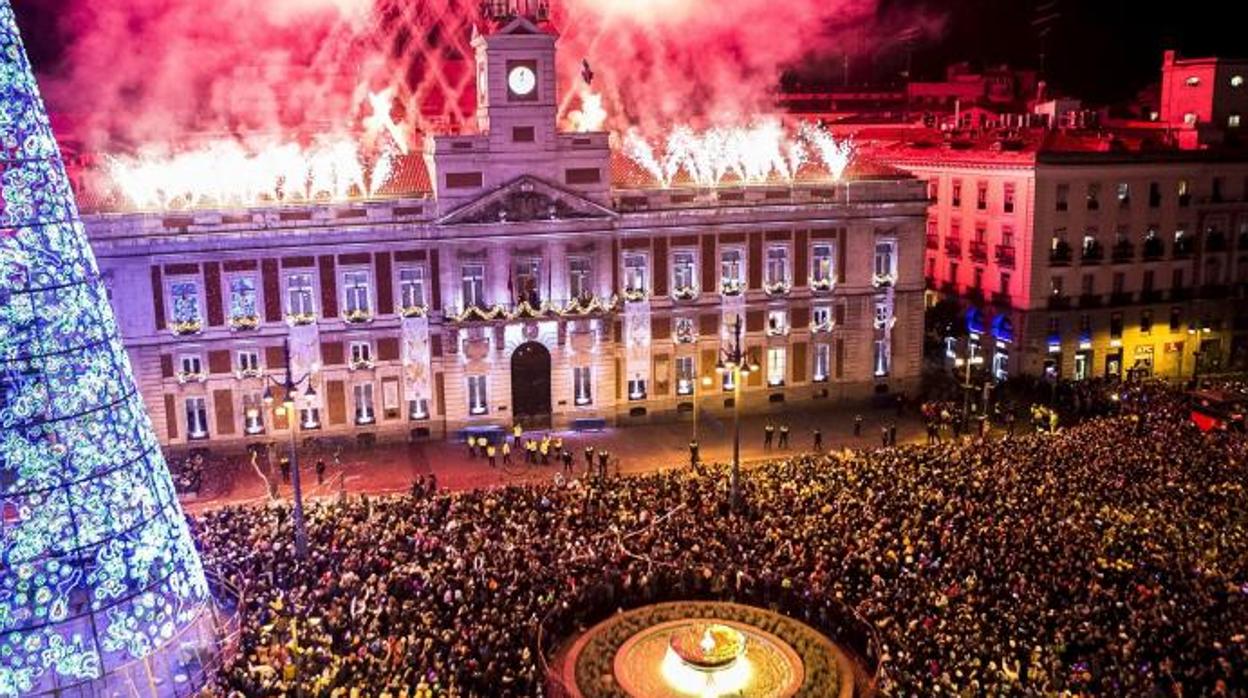 El reloj de la Puerta del Sol da la bienvenida a un nuevo año, en 2017